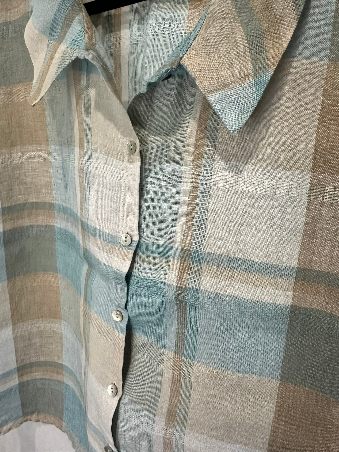 Naturals O & J - Cropped Linen Button-Up in Soft Plaid