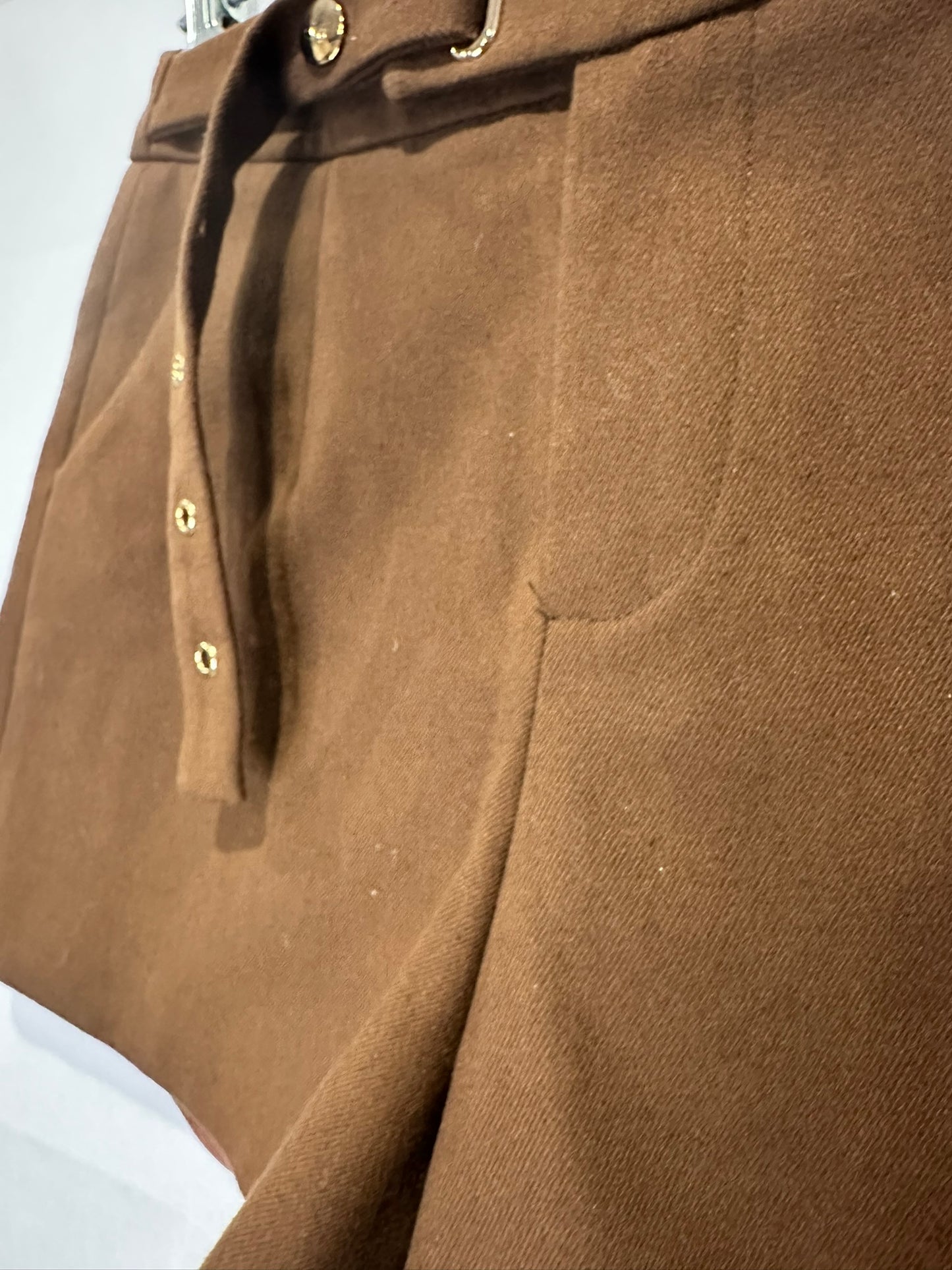 Si Knoch - High-Waisted Tailored Shorts in Chocolate Brown